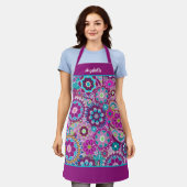 Retro Funky Flowers - Roze Paarse met Script Name Schort (Gedragen)