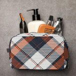 Retro Funky Plaid Mannen Reizen Toilettasje<br><div class="desc">Houd uw verzorgingsbenodigdheden in stijl georganiseerd met onze Mannen Travel Dopp Kit. Met een retro geruite vormgeving in funky blues en bruins, voegt deze kit een vleugje persoonlijkheid toe aan uw reizen. Perfect voor Vaderdag, het is een doordacht geschenk dat functionaliteit combineert met een unieke stijl, waardoor papa onderweg dapper...</div>