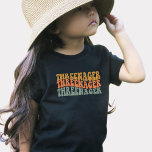 Retro Funny 3rd Birthday T-Shirt<br><div class="desc">Ze is jong wild en drie en zal er geweldige uitzien in dit retro peuter shirt voor haar derde verjaardag. Geweldig geschenk voor kinderen die op het feest en daarna zijn draag. Grappig shirt met de woorden "drienager".</div>