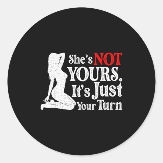 Retro Funny Sarcastic She Is Not Yours It Is Just  Ronde Sticker (Voorkant)