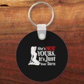 Retro Funny Sarcastic She Is Not Yours It Is Just Sleutelhanger (Voorkant)