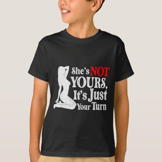 Retro Funny Sarcastic She Is Not Yours It Is Just T-shirt (Voorkant)