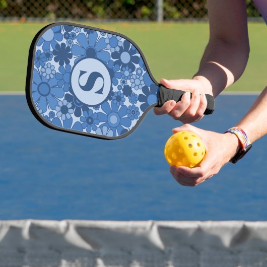 Retro Garden Flowers Blue Pattern met Initiaal Pickleball Paddle (Insitu)