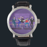 Retro Gay Bar Horloge<br><div class="desc">Dit Retro Gay Bar Horloge ontwerp is paarse, kitschy en absoluut fantastisch! Zittend op middeleeuwse barkrukken, drink hun leuke, roze drankjes, hebben deze dappere heren een gay ol’ tijd. De hunky bartender met een roze bowtie giet al de volgende ronde. De silhouetten van atoomdrankflessen bekleden de wand en het sputnik-achtige...</div>