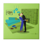 Retro Gay Couple in Love Tegeltje<br><div class="desc">Dit Retro Gay Couple in Love   Tiledesign is het perfecte mengsel van passie en kitsch. In de stijl van de jaren '60, het minimalistische kunstontwerp, staat een aantrekkelijk homostel dat in het midden van die jaren zoent, dat ontegensprekelijk is versierd in het huis van de tijdcapsule. De kalkgroene steenhaard...</div>