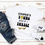 Retro Geel Skateboard Jong Wild Drie Verjaardag T-shirt<br><div class="desc">Retro Yellow Skateboard Young Wild Three Birthday T-Shirt Boy's derde verjaardag T-shirt met een aantal retro stijl tekst,  geel smiley gezicht en skateboard.</div>
