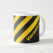 Retro Geeljas Drie Strepen met Naam Grote Koffiekop (Voorkant rechts)