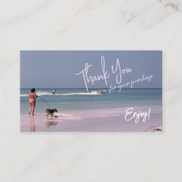 Retro-geïnspireerde Dame en Hond op het Strand Bed Visitekaartje