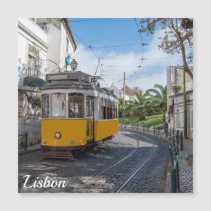 Retro gele tram op straat in Lissabon, Portugal