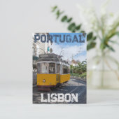 Retro gele tram op straat in Lissabon, Portugal Briefkaart (Staand voorkant)