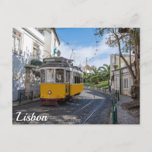 Retro gele tram op straat in Lissabon, Portugal Briefkaart