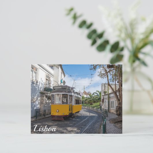 Retro gele tram op straat in Lissabon, Portugal Briefkaart (Staand voorkant)