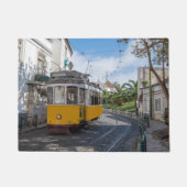 Retro gele tram op straat in Lissabon, Portugal Deurmat (Voorkant)