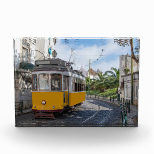 Retro gele tram op straat in Lissabon, Portugal Fotoblokken