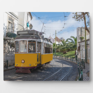 Retro gele tram op straat in Lissabon, Portugal Fotoplaat