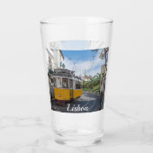 Retro gele tram op straat in Lissabon, Portugal Glas (Achterkant)
