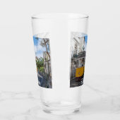 Retro gele tram op straat in Lissabon, Portugal Glas (Links)