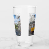 Retro gele tram op straat in Lissabon, Portugal Glas (Rechts)