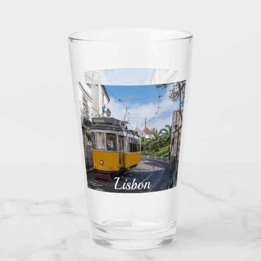 Retro gele tram op straat in Lissabon, Portugal Glas (Voorkant)