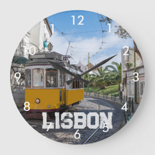 Retro gele tram op straat in Lissabon, Portugal Grote Klok