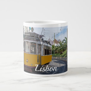 Retro gele tram op straat in Lissabon, Portugal Grote Koffiekop