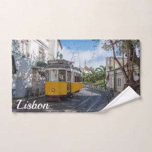 Retro gele tram op straat in Lissabon, Portugal Handdoek