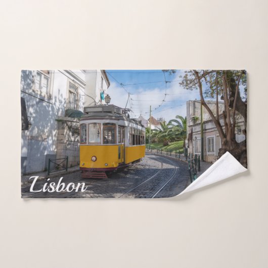 Retro gele tram op straat in Lissabon, Portugal Handdoek (Handdoek)