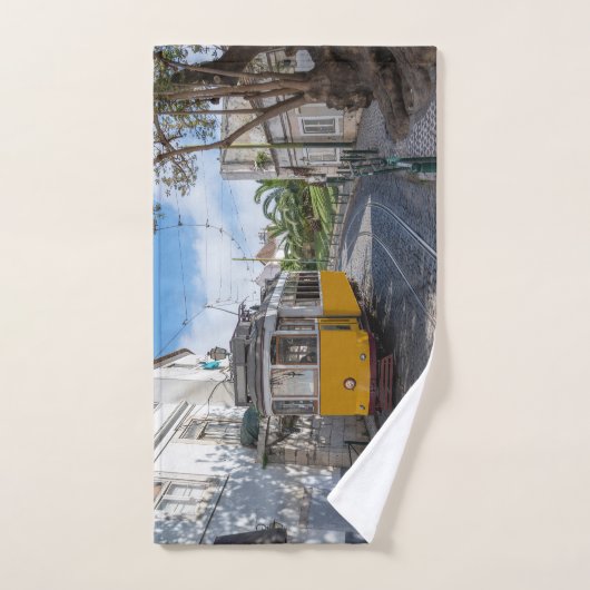 Retro gele tram op straat in Lissabon, Portugal Handdoek (Handdoek)