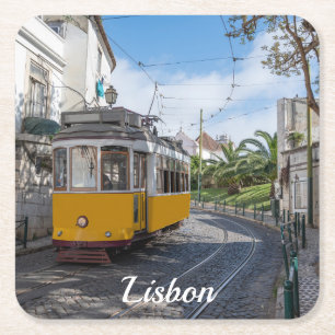 Retro gele tram op straat in Lissabon, Portugal Kartonnen Onderzetters