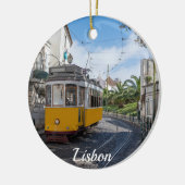 Retro gele tram op straat in Lissabon, Portugal Keramisch Ornament (Links)