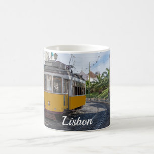 Retro gele tram op straat in Lissabon, Portugal Koffiemok