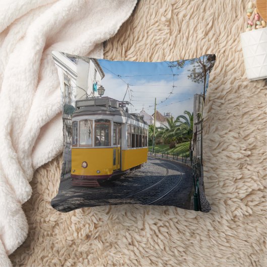 Retro gele tram op straat in Lissabon, Portugal Kussen (Deken)