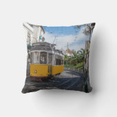 Retro gele tram op straat in Lissabon, Portugal Kussen (Achterkant)