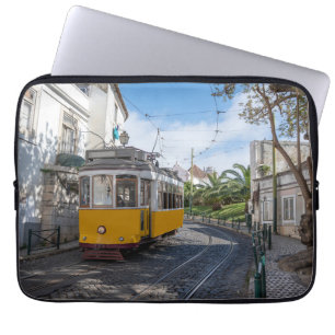 Retro gele tram op straat in Lissabon, Portugal Laptop Sleeve