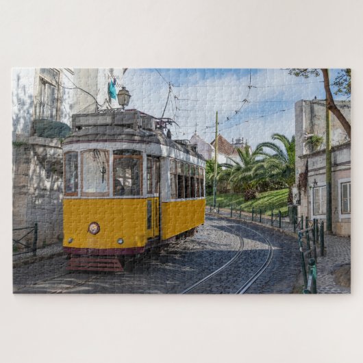 Retro gele tram op straat in Lissabon, Portugal Legpuzzel (Horizontaal)