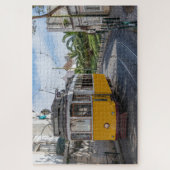 Retro gele tram op straat in Lissabon, Portugal Legpuzzel (Verticaal)