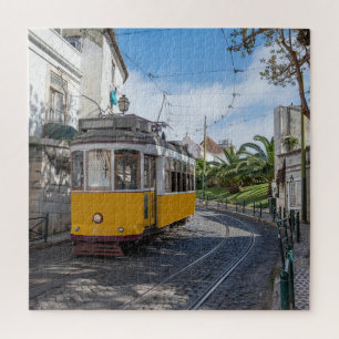Retro gele tram op straat in Lissabon, Portugal Legpuzzel