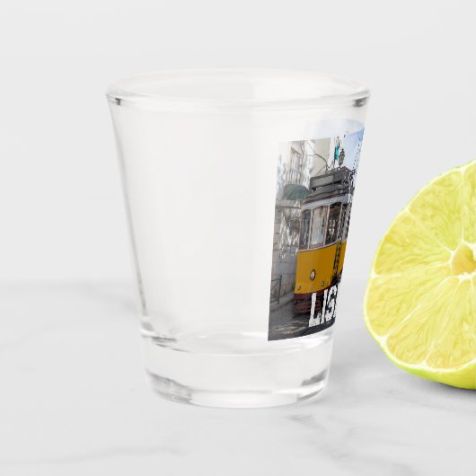 Retro gele tram op straat in Lissabon, Portugal Shot Glas (Links)