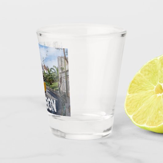 Retro gele tram op straat in Lissabon, Portugal Shot Glas (Rechts)