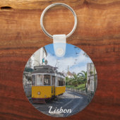 Retro gele tram op straat in Lissabon, Portugal Sleutelhanger (Achterkant)