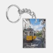 Retro gele tram op straat in Lissabon, Portugal Sleutelhanger (Voorkant Links)