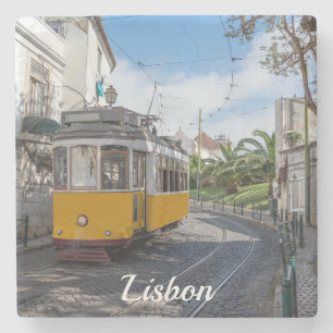 Retro gele tram op straat in Lissabon, Portugal Stenen Onderzetter