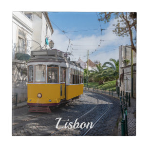 Retro gele tram op straat in Lissabon, Portugal Tegeltje