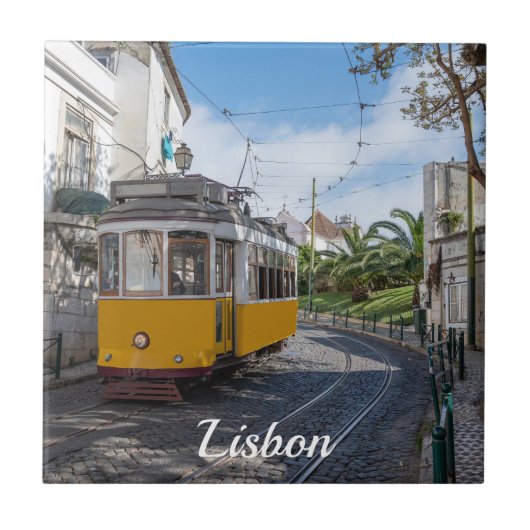 Retro gele tram op straat in Lissabon, Portugal Tegeltje (Voorkant)
