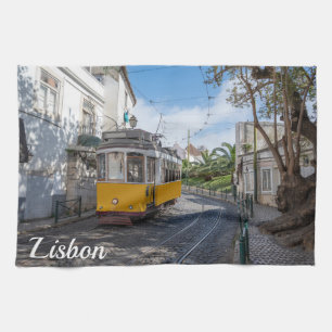 Retro gele tram op straat in Lissabon, Portugal Theedoek