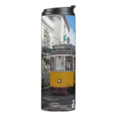 Retro gele tram op straat in Lissabon, Portugal Thermosbeker (Gedraaid links)