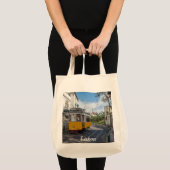 Retro gele tram op straat in Lissabon, Portugal Tote Bag (Voorkant (product))