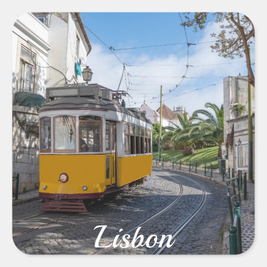 Retro gele tram op straat in Lissabon, Portugal Vierkante Sticker (Voorkant)