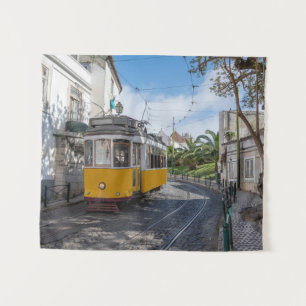 Retro gele tram op straat in Lissabon, Portugal Wandkleed