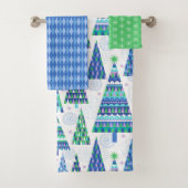 Retro Geo Scandi Kerstbomen Blauw & Groen Bad Handdoek (Insitu)